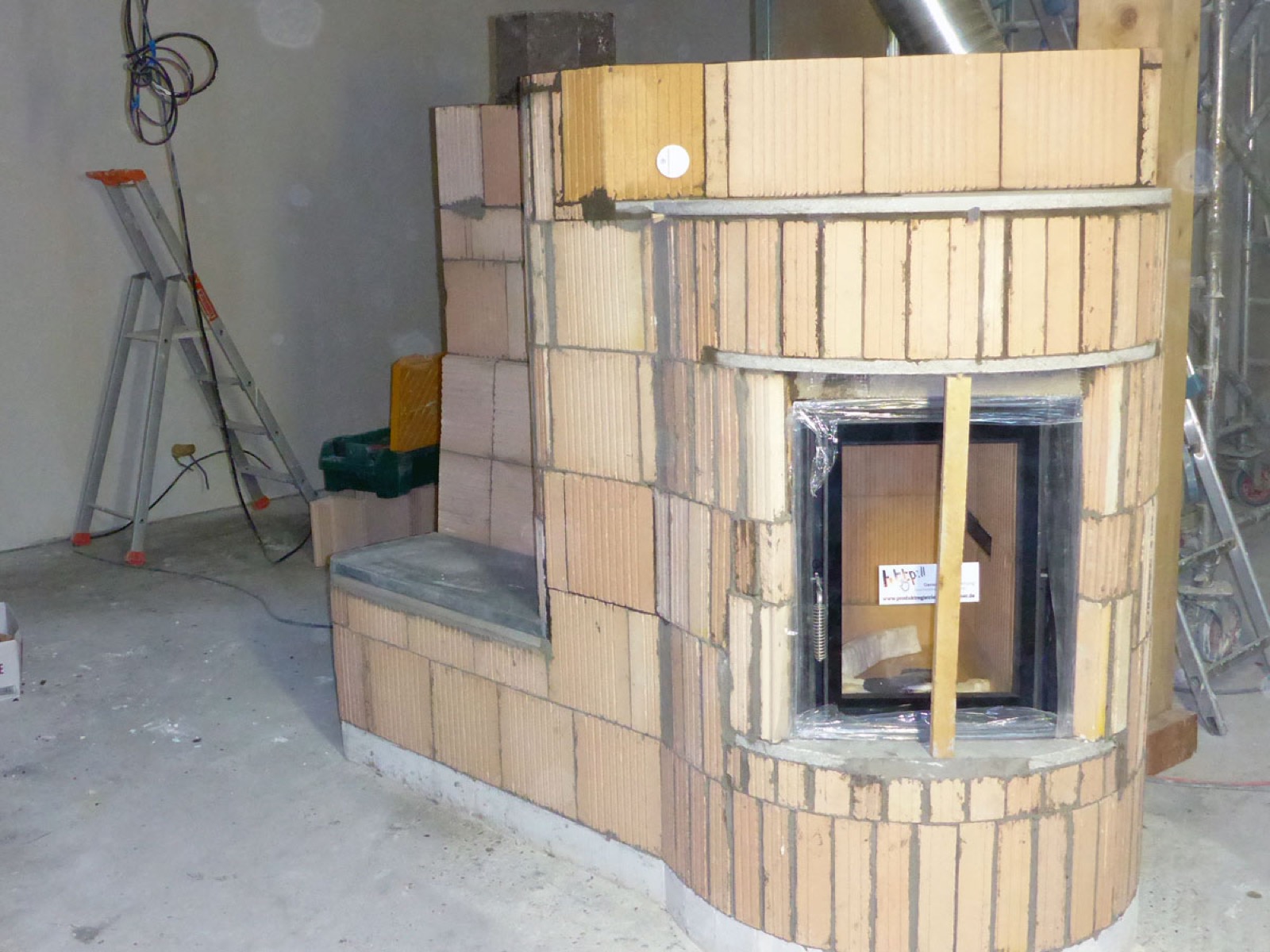 Bagnolet: the heater before render, built in firebricks