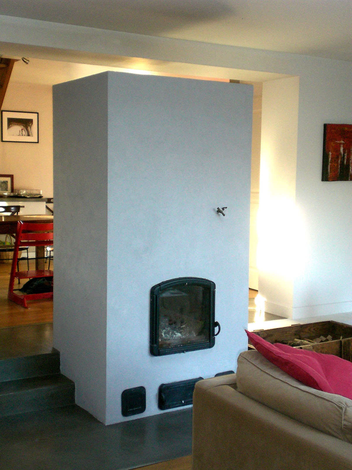 The first Finnish heater: a pale mass at the heart of the living room