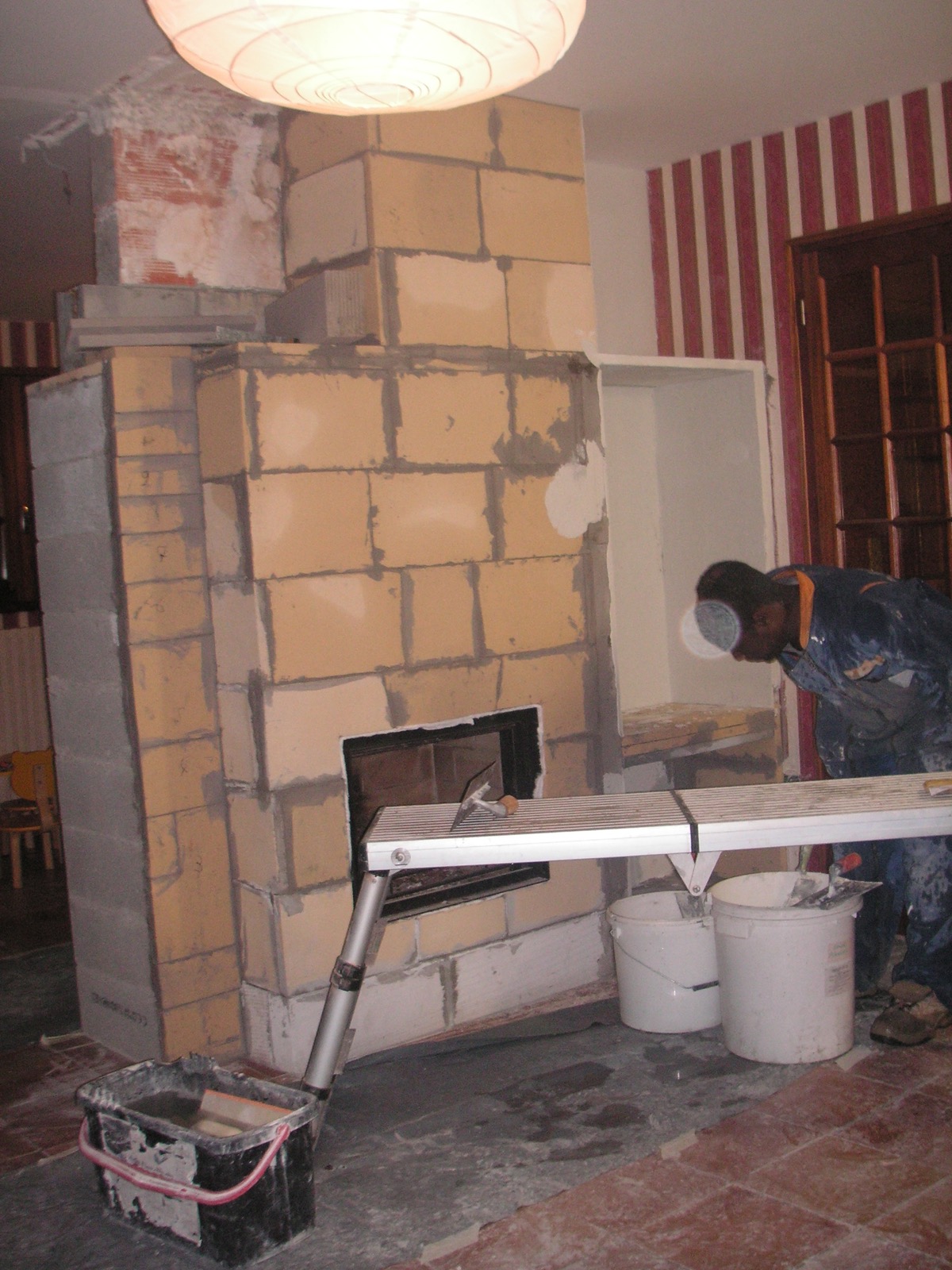 Estufa de masa en construcción con elementos cerámicos prefabricados de gran formato, juntas de mortero refractario, en una estancia en rehabilitación