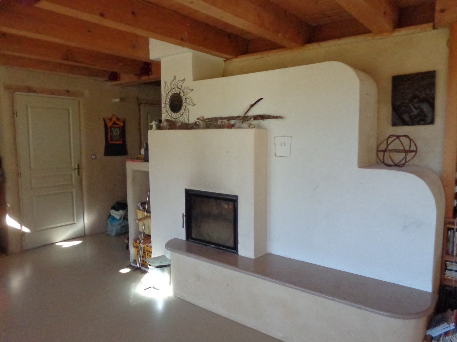 Pale mass and bench, in a timber house in Gigny