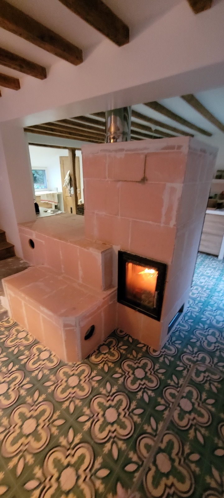 Oven, firebox and two-level bench on cement tiles