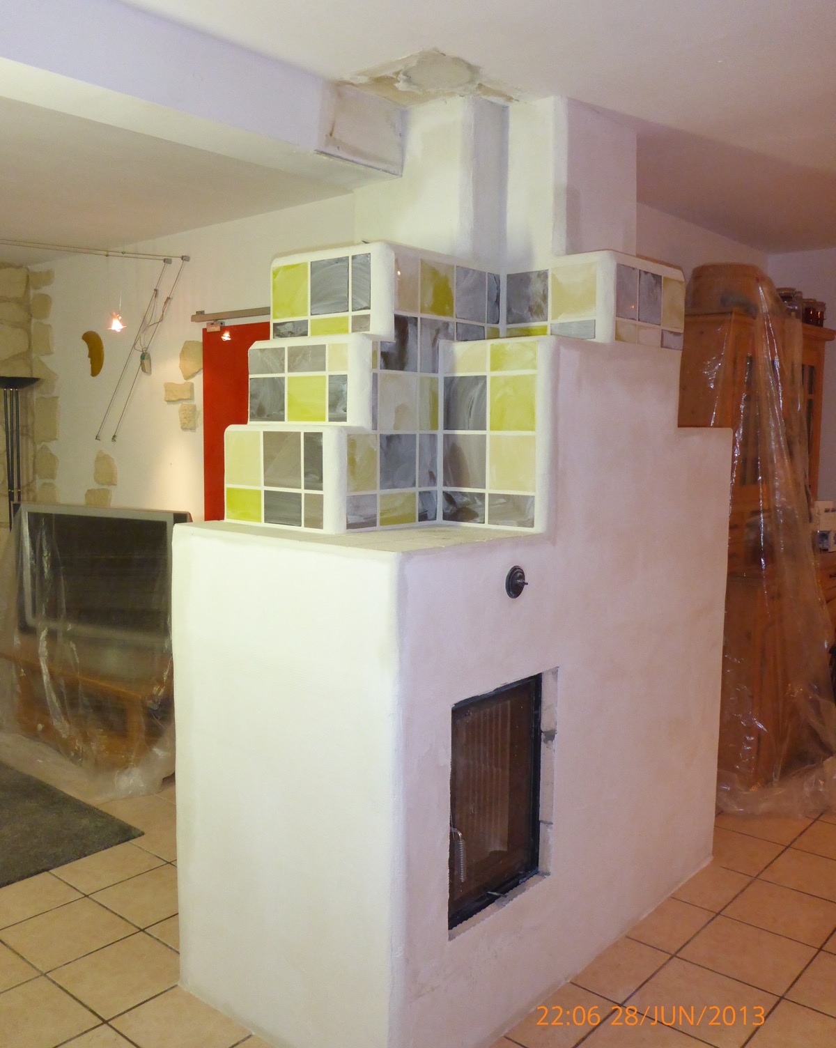 Chequerboard of green and grey tiles, in Thoiry