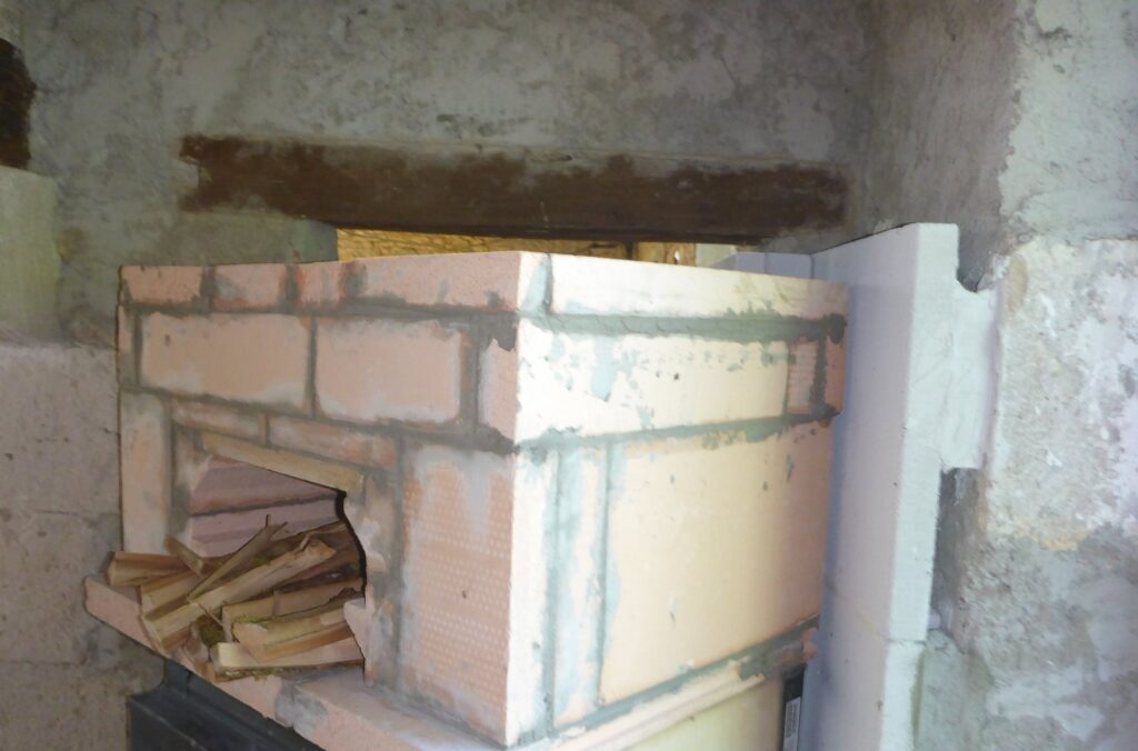 Horno de pan de ladrillo en construcción sobre el hogar