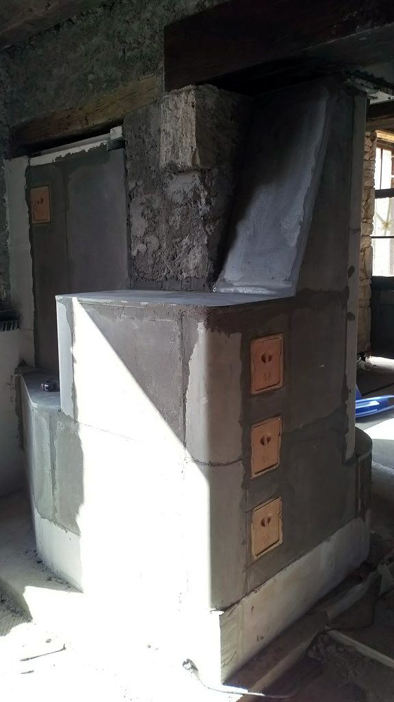Estufa de masa revestida de placas antes del enlucido, lado de la masa acumuladora, con tres placas de terracota