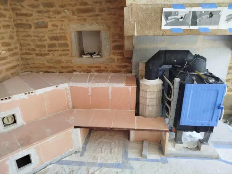 Cladding — Inside the old fireplace, a masonry heater