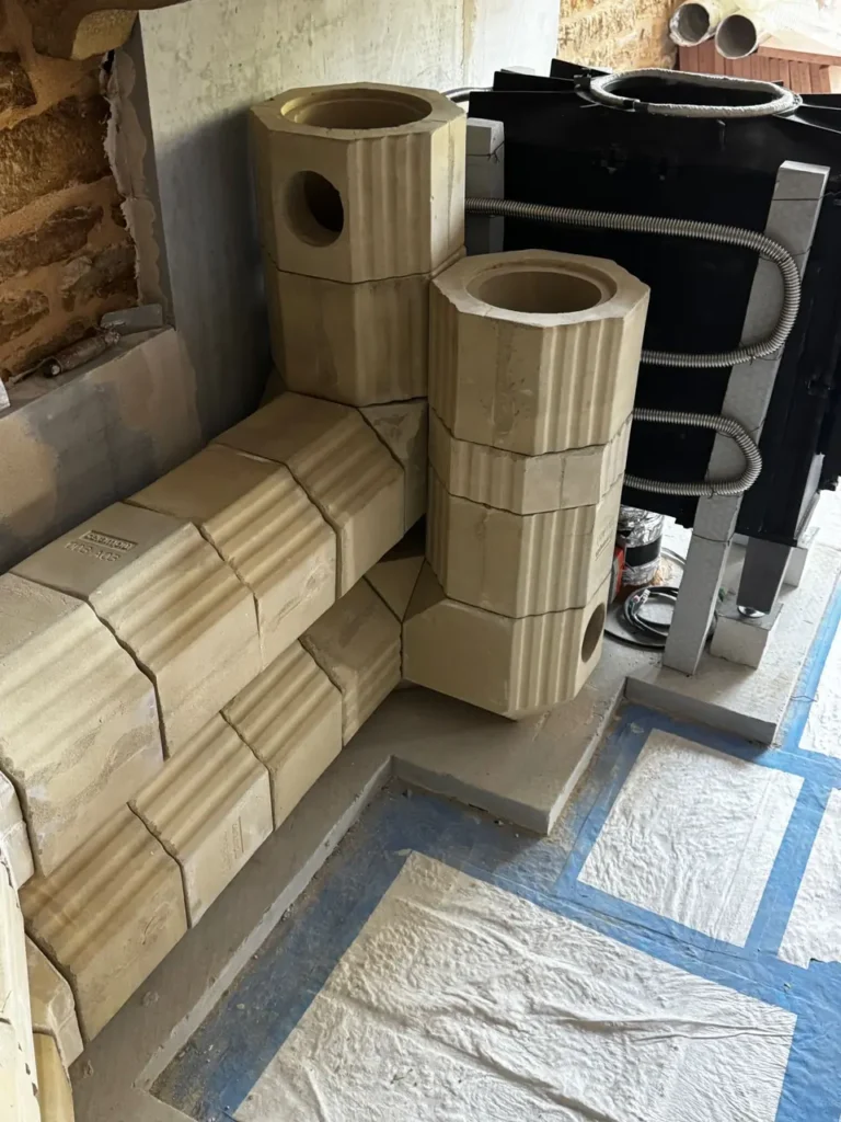 Ceramic modules of the heat store at the firebox outlet, start of the flue path towards the bench